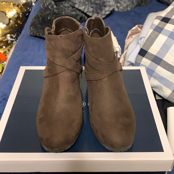 Karen Scott Shoes - Dark brown Karen Scott boots.